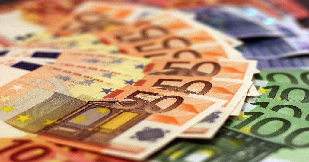 EUR/USD flip-flops